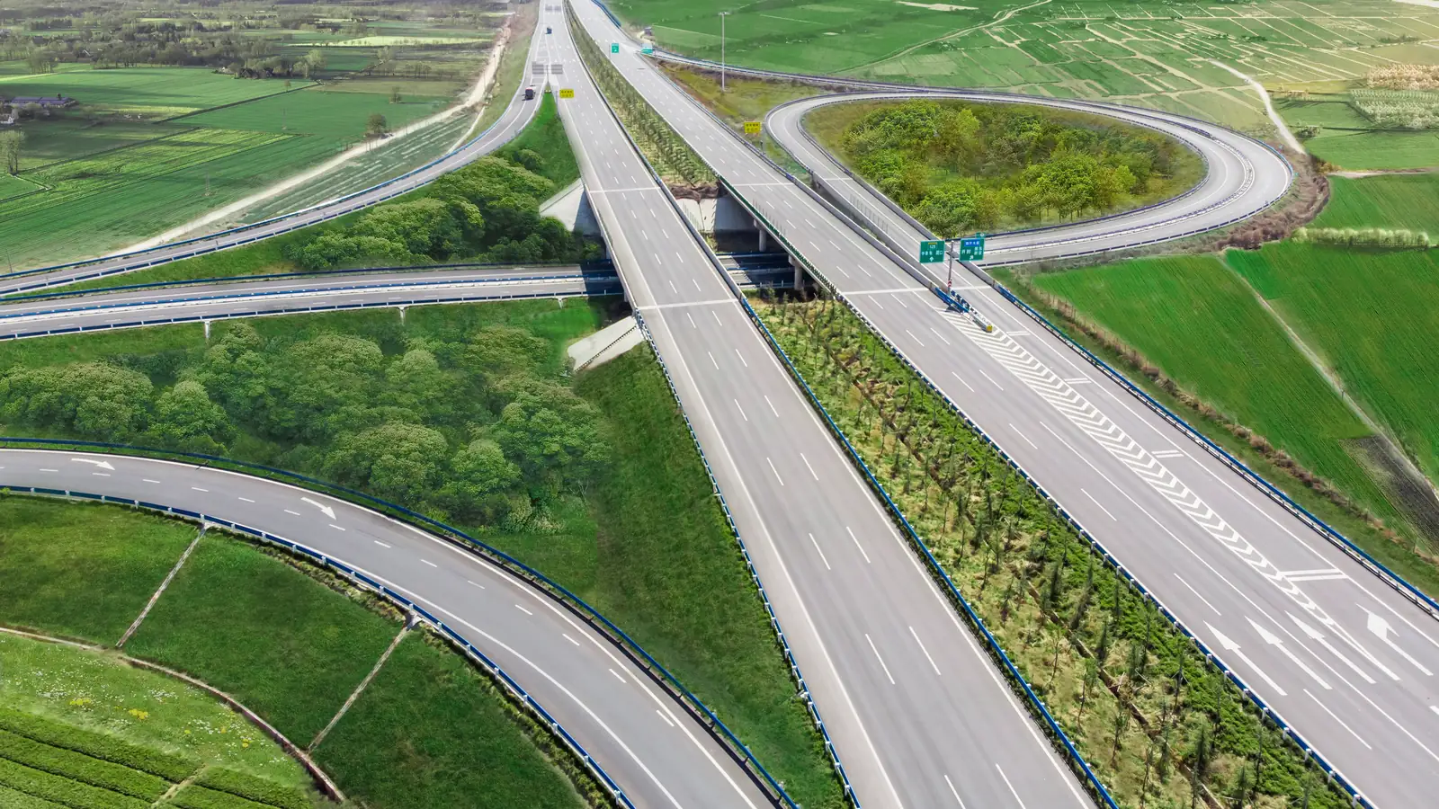 高速公路枢纽互通与波形护栏工程实景